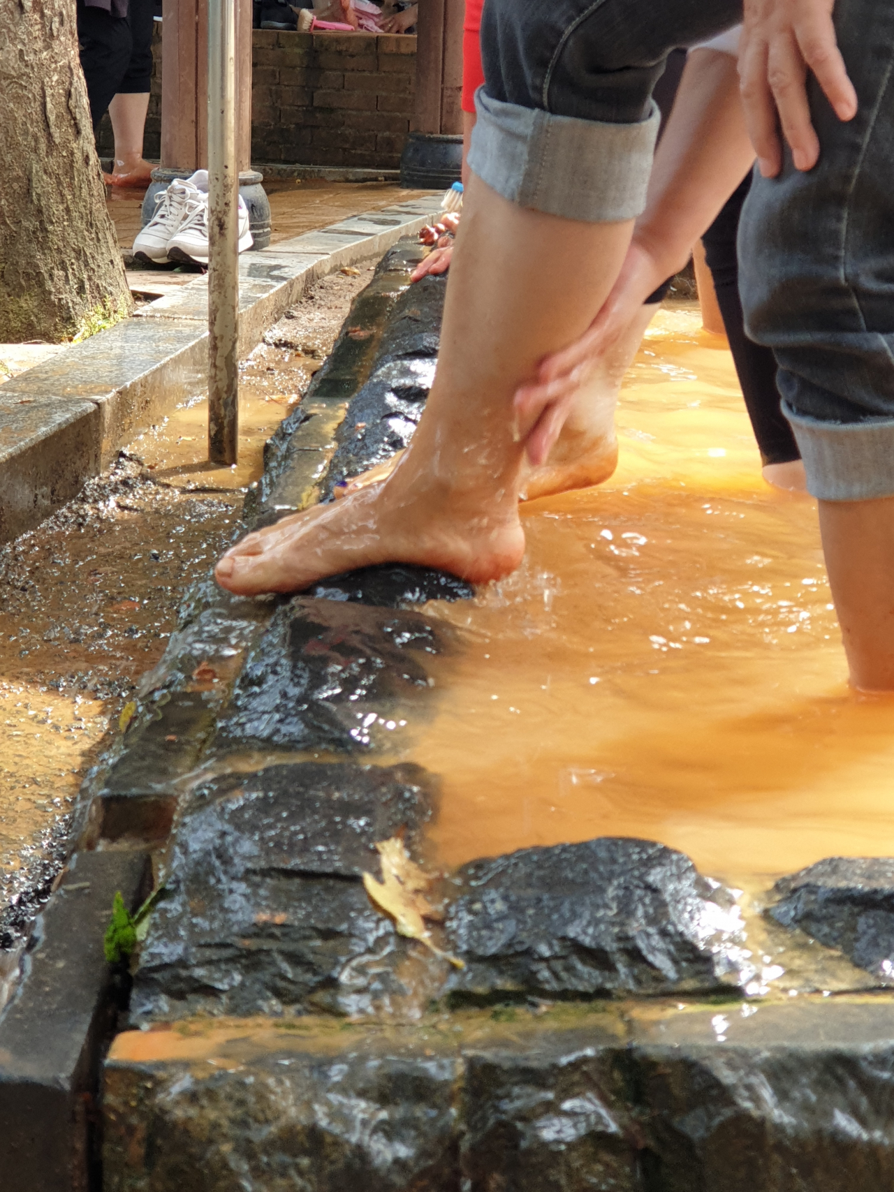 계족산 황톳길에는 중간 중간 발을 씻을 수 있는 곳이 설치되어 있다.