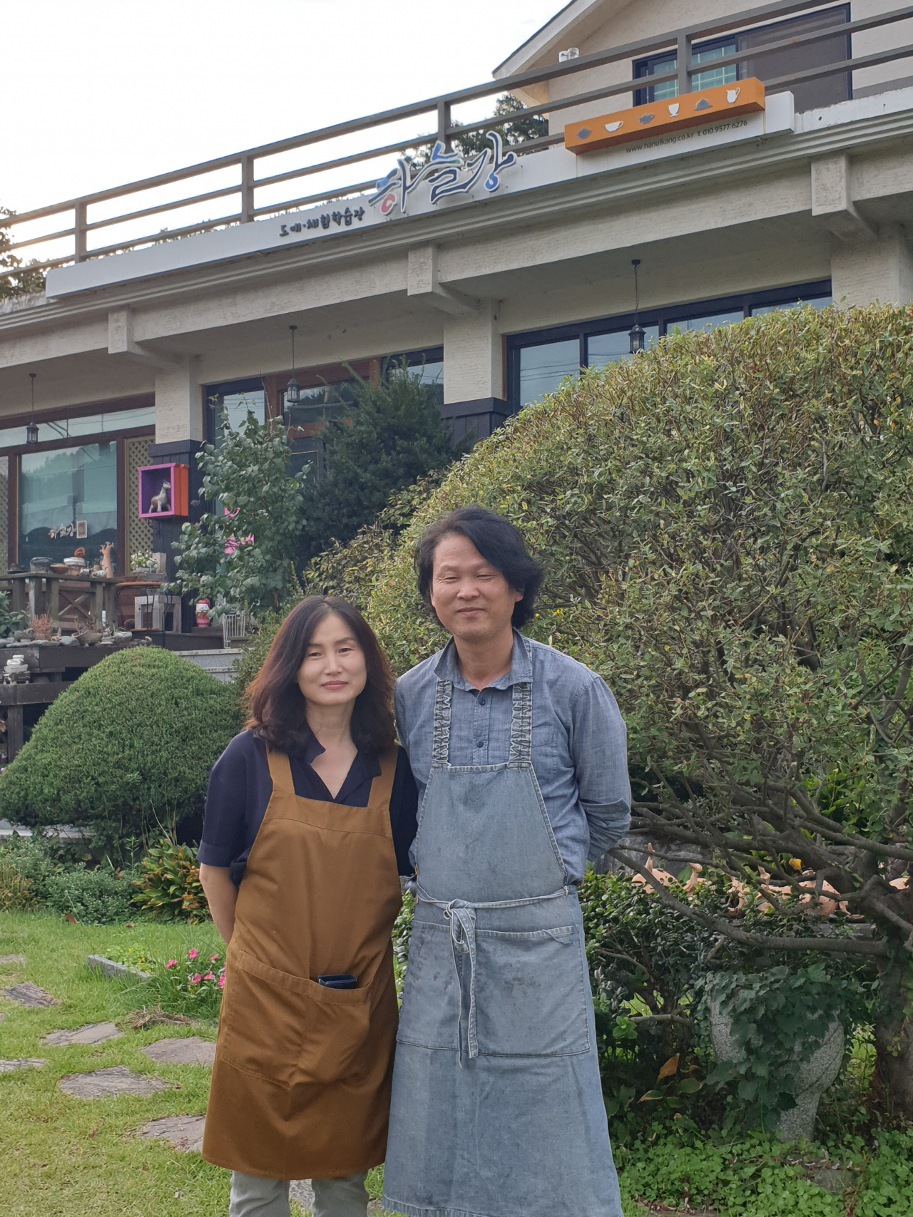 하늘강 아뜰리에를 지키는 신정숙(왼쪽) 조윤상 부부도예가는 모두가 행복한 '공정관광'의 전도사를 자처한다.