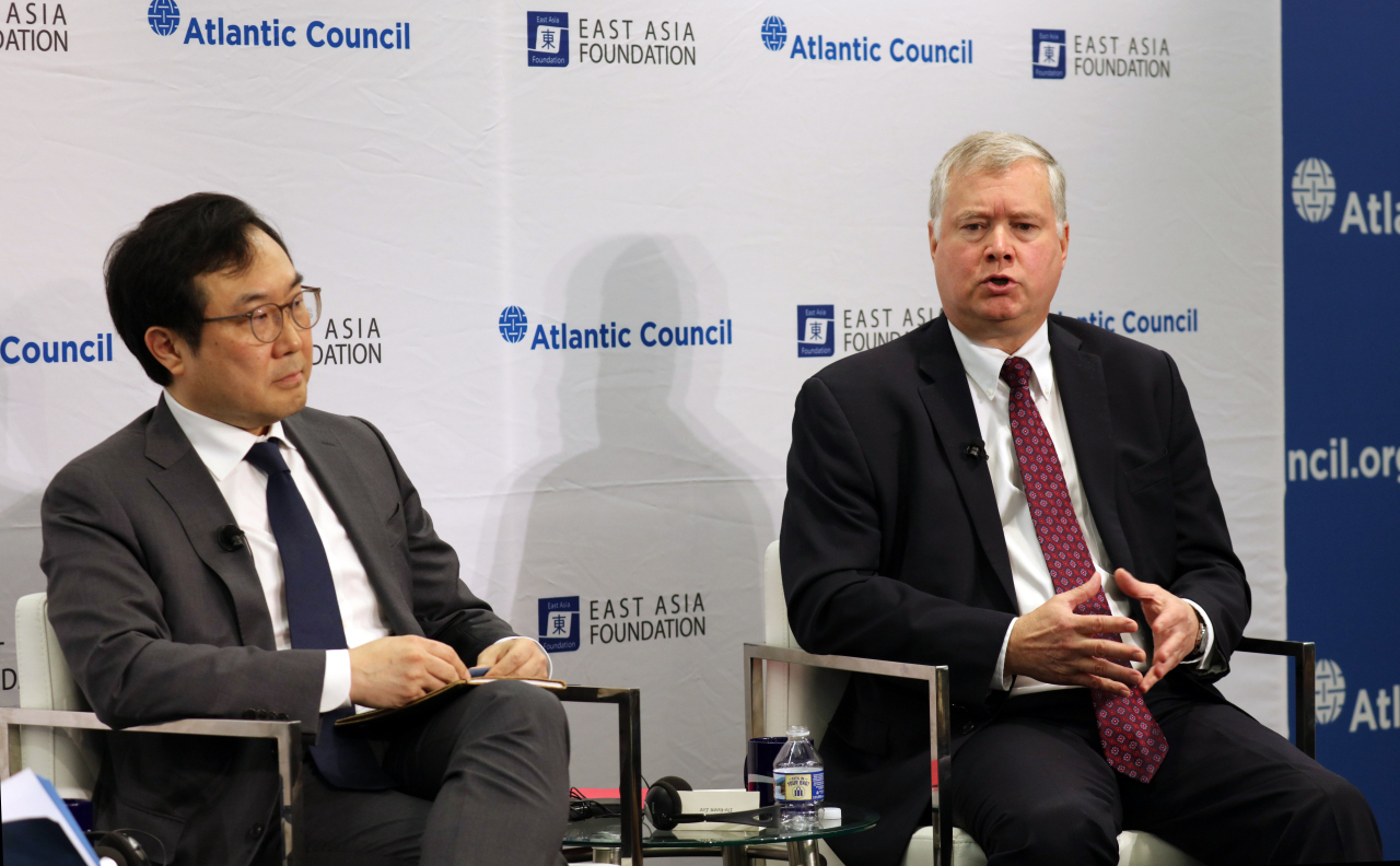 미국을 방문중인 이도훈(왼쪽) 외교부 한반도평화교섭본부장은 지난 8일(현지시간) 스티븐 비건 미 국무부 대북특별대표와 다키자키 시게키 일본 외무성 아시아대양주 국장 등과 만나 한미일 북핵협상 수석대표 협의를 갖고 스톡홀름 결렬 이후 후속 대응방안을 모색했다. 이 본부장이 지난 6월 방미 때 비건 대표와 자리를 함께 한 모습. [연합]