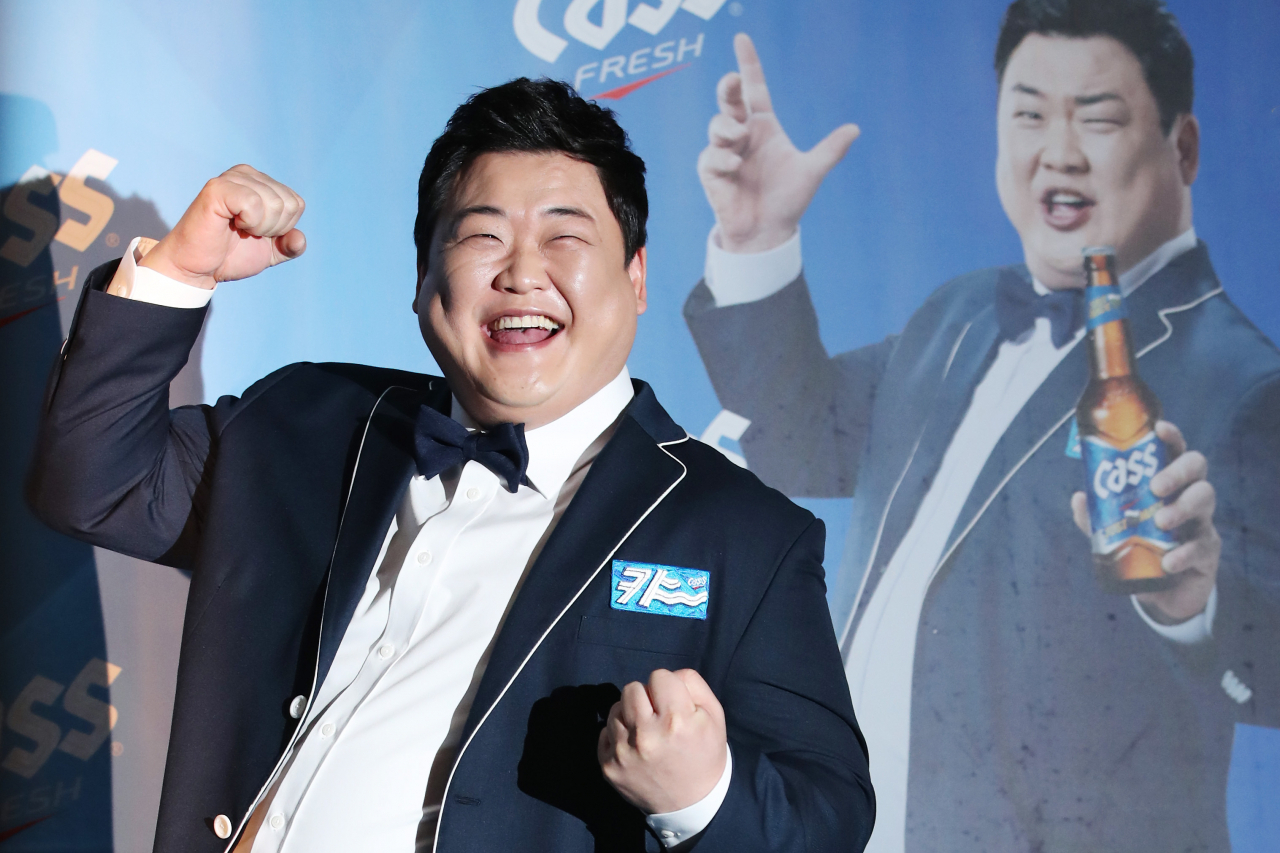 개그맨 김준현이 8일 서울 강남구 메가박스 코엑스점에서 열린 카스(CASS)의 신규 TV 광고 '캬~, 갓 만든 생맥주의 맛' 공개 기자간담회에서 포즈를 취하고 있는 모습. [연합]