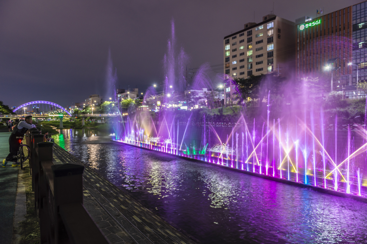 불광천 수변공원 음악분수대 이미지. [서울관광재단 제공]