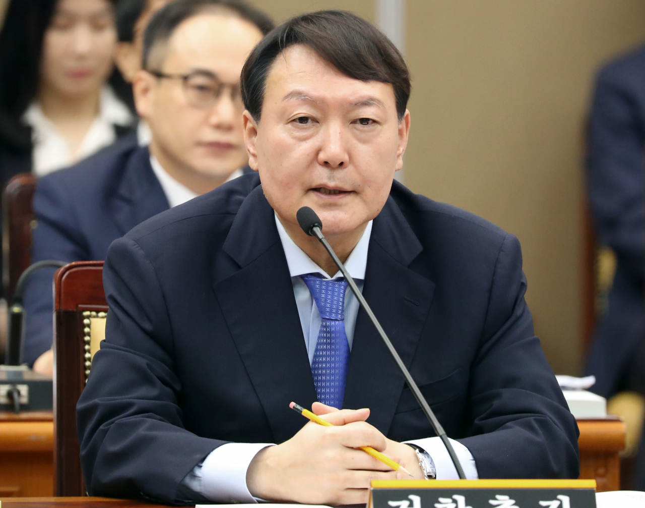 윤석열 검찰총장이 17일 서울 서초구 대검찰청에서 열린 국회 법제사법위원회의 대검찰청에 대한 국정감사에서 의원 질의에 답하고 있다. [연합]