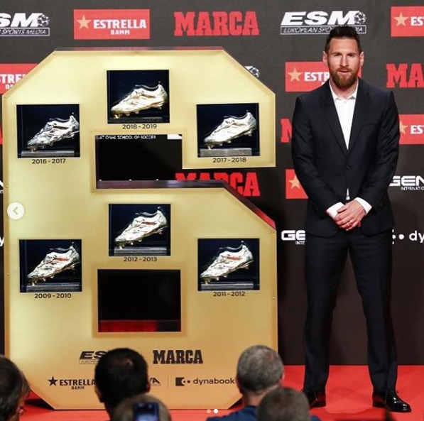 17일(한국시간) 스페인 바르셀로나에서 열린 유러피언 골든슈 시상식에 참여한 리오넬 메시가 자신의 6번째 유러피언 골든슈를 수상한 뒤 기념 사진을 찍고 있다. [스페인 일간지 마르카 인스타그램 캡처]