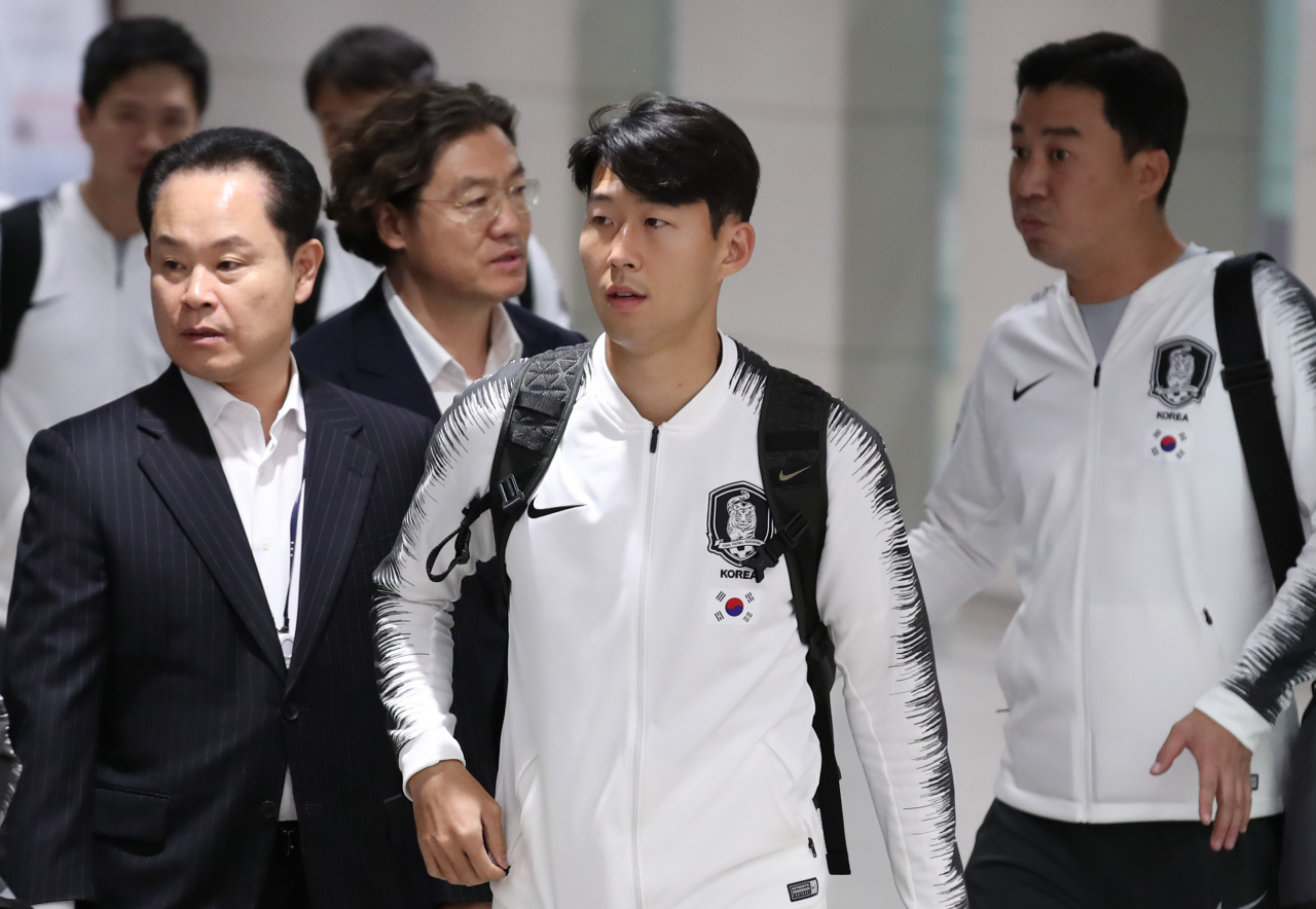 한국 축구 대표팀 주장 손흥민(가운데)이 지난 15일 북한 평양에서 열린 2022 카타르월드컵 아시아 지역 2차 예선 H조 3차전 북한과 경기를 마치고 17일 새벽 인천국제공항을 통해 선수단과 함께 귀국하고 있다. [연합]