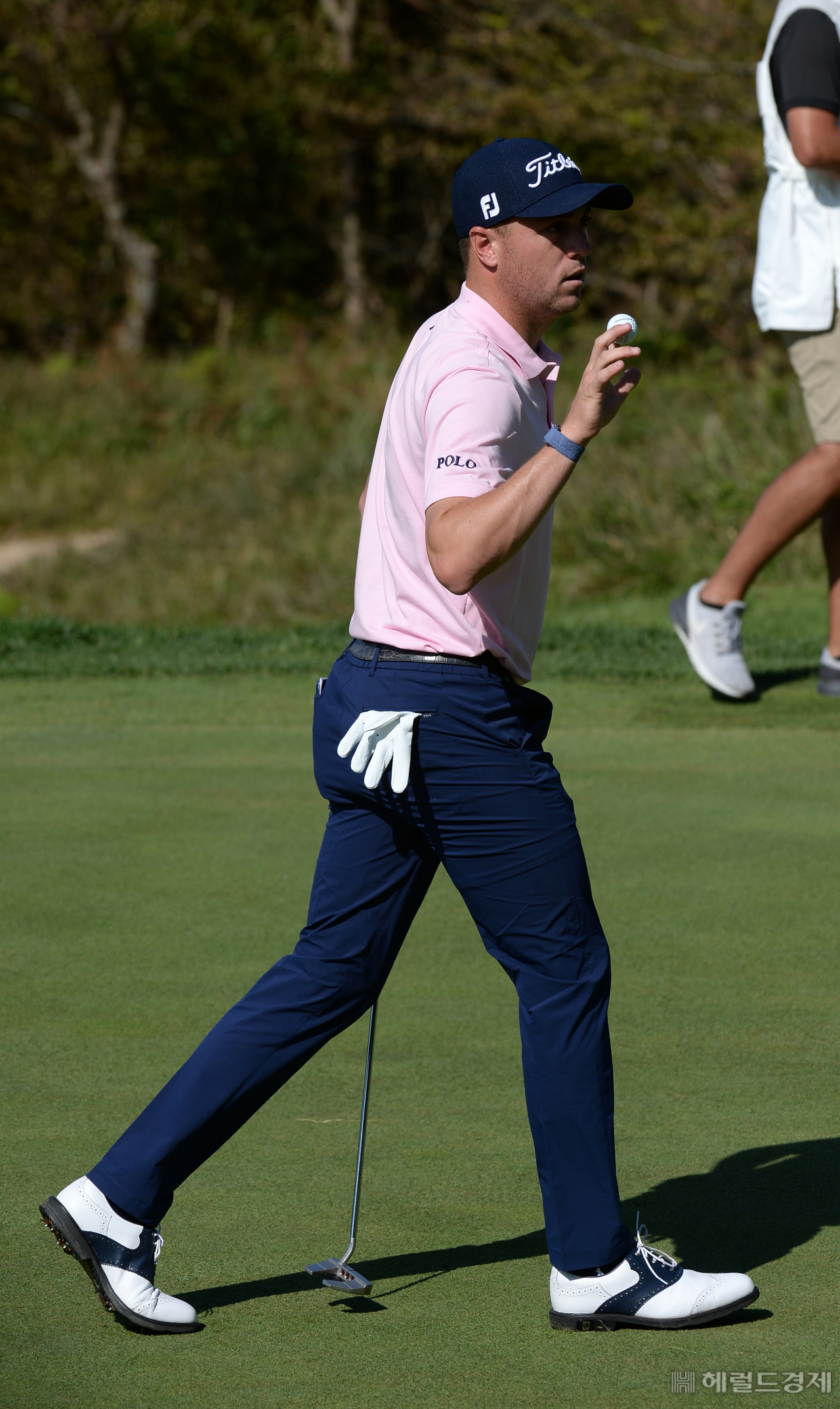 저스틴 토머스가 3번홀에서 버디를 성공한 뒤 갤러리의 박수에 답하고 있다./제주=박해묵 기자