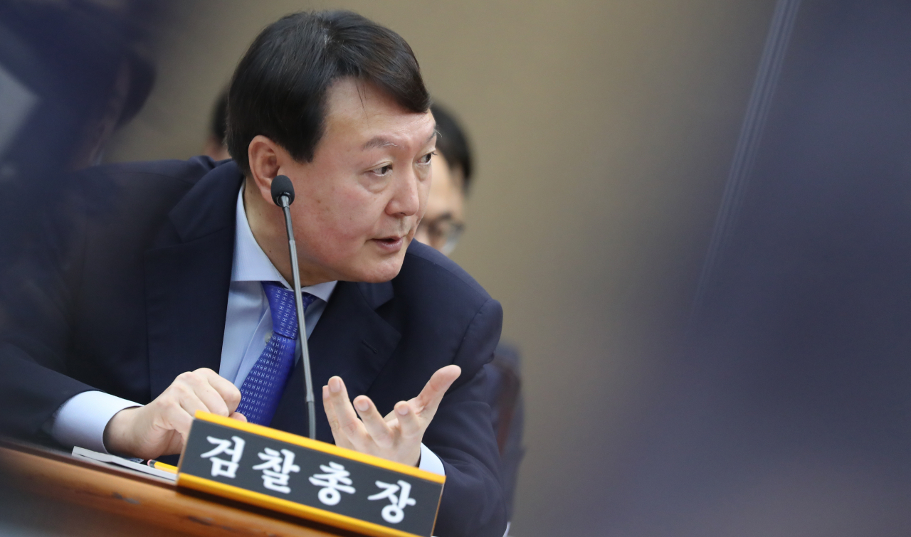 윤석열 검찰총장이 17일 서울 서초구 대검찰청에서 열린 국회 법제사법위원회의 대검찰청에 대한 국정감사에서 무소속 박지원 의원의 질의에 답하고 있다. 연합뉴스