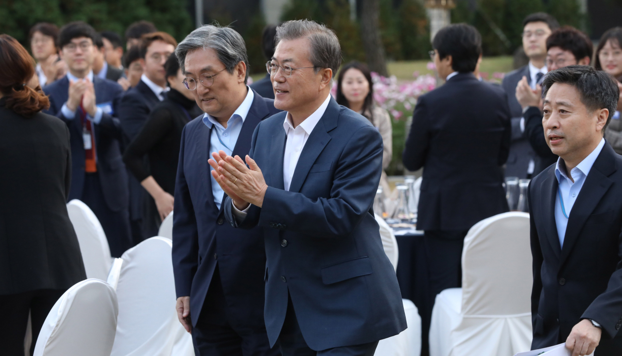 문재인 대통령이 25일 오후 청와대 녹지원에서 열린 출입기자 간담회에 입장하고 있다. 왼쪽은 노영민 비서실장. [연합]