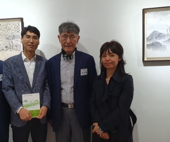 (사진제공=세로토닌문화원)개관식 기념촬영. 좌로부터 최낙현 농식품부 친환경과 과장, 이시형 박사, 강성미 사단법인 유기농문화센터 원장.