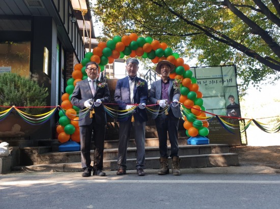 (사진제공=세로토닌문화원)지난 10월 19일 충북 충주 장안농장에서 이시형미술관 개관식이 열렸다. 좌로부터, 안봉락 신생활그룹 회장, 이시형 박사, 류근모 장안농장 회장,.