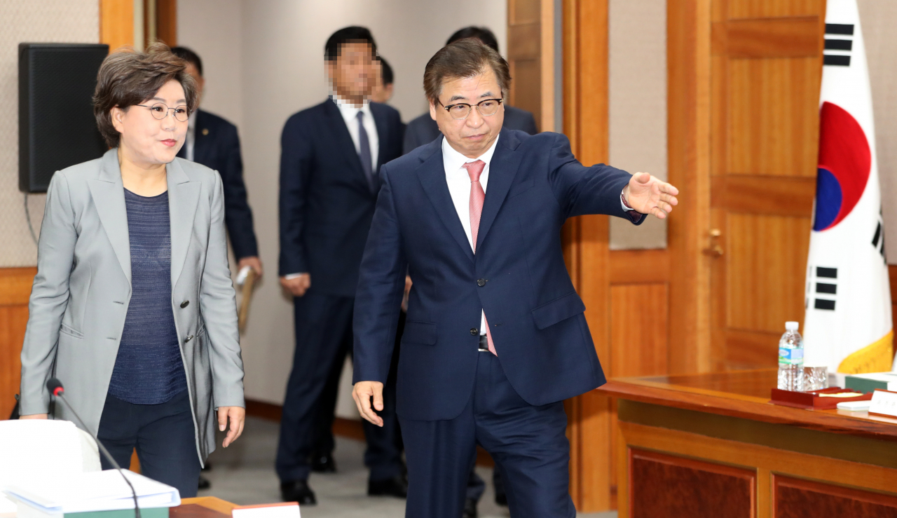 이혜훈 국회 정보위원장(바른미래당·왼쪽)과 서훈 국가정보원장이 4일 서울 서초구 국가정보원에서 열린 국회 정보위원회의 국가정보원에 대한 국정감사장에 들어서고 있다. [연합]