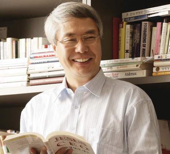 지난 30년간 예방의학과 통합의학을 실천해온 황성주 박사(사진=이롬)