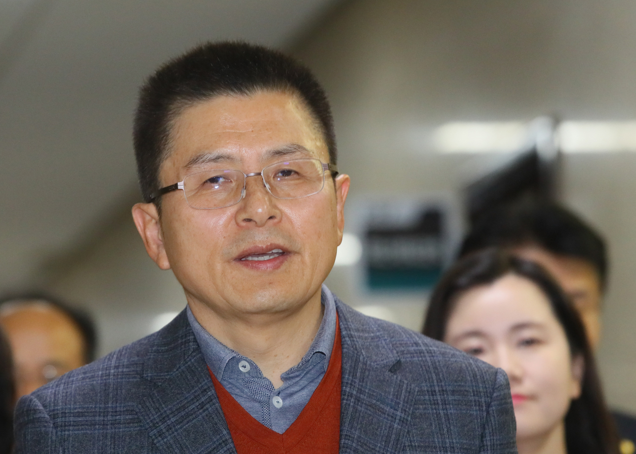 청와대 앞 분수대 광장에서 단식에 들어갈 예정인 자유한국당 황교안 대표가 20일 국회에서 열린 당대표 및 최고위원-중진의원 연석회의에 입장하고 있다. [연합]