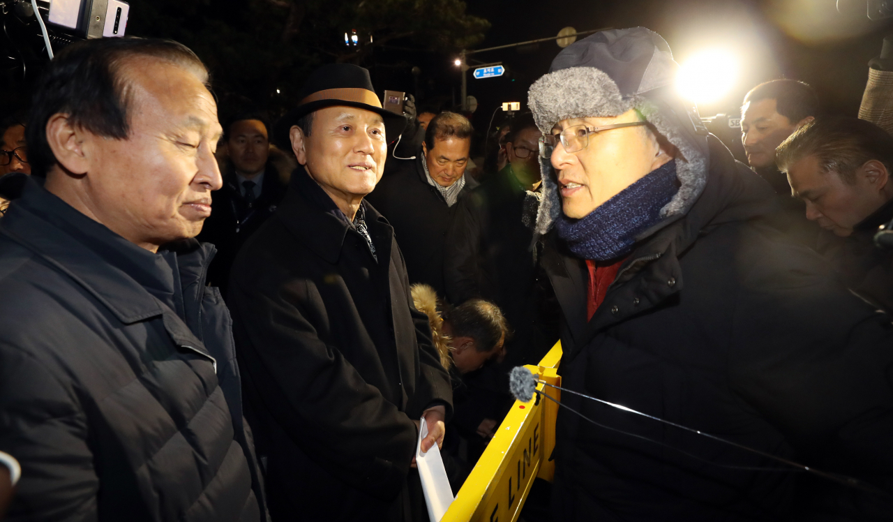 대한민국수호예비역장성단과 한미공공정책위원회 관계자들이 21일 자유한국당 황교안 대표가 단식 농성 중인 서울 청와대 분수대 앞에서 지소미아 파기에 반대하는 내용의 기자회견을 하고 황 대표와 인사를 나누고 있다. [연합]