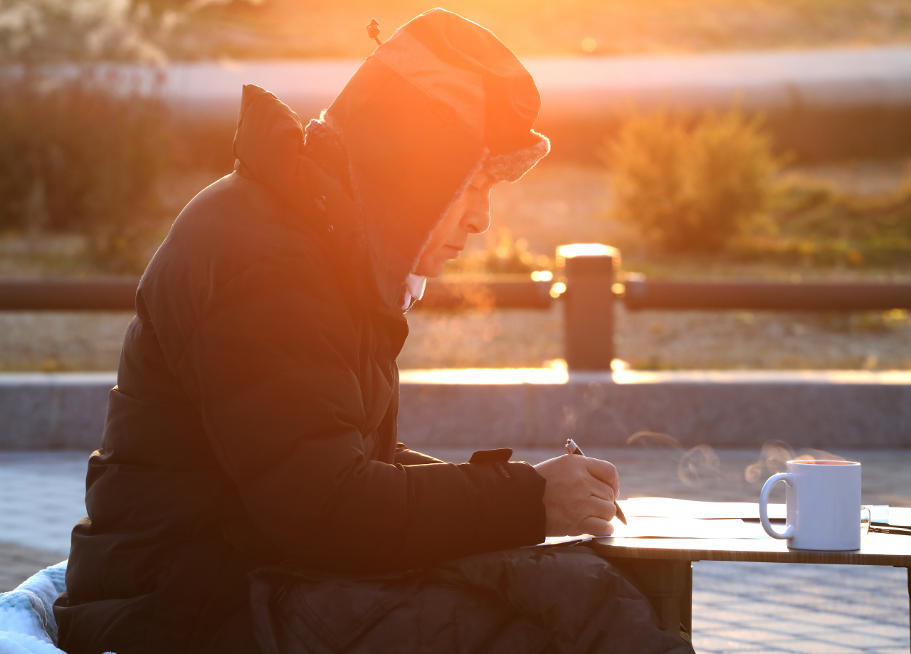 황교안 자유한국당 대표가 21일 오전 서울 청와대 분수대 앞에서 단식하고 있다. [연합]황교안 자유한국당 대표가 21일 청와대 앞 분수대 광장에서 단식을 하고 있다. [연합]