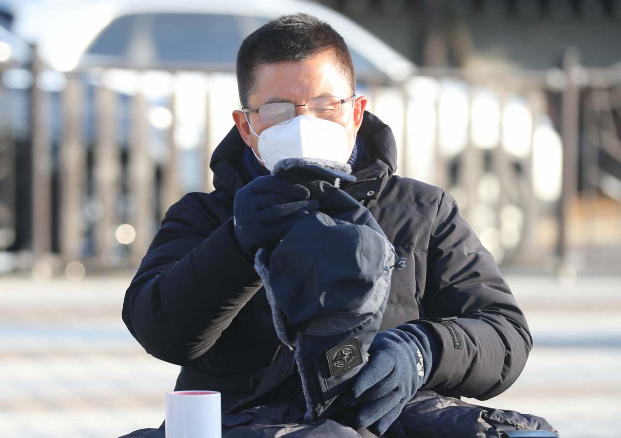 황교안 자유한국당 대표가 22일 오전 청와대 분수대 광장에서 3일째 단식농성을 하고 있다. [연합]