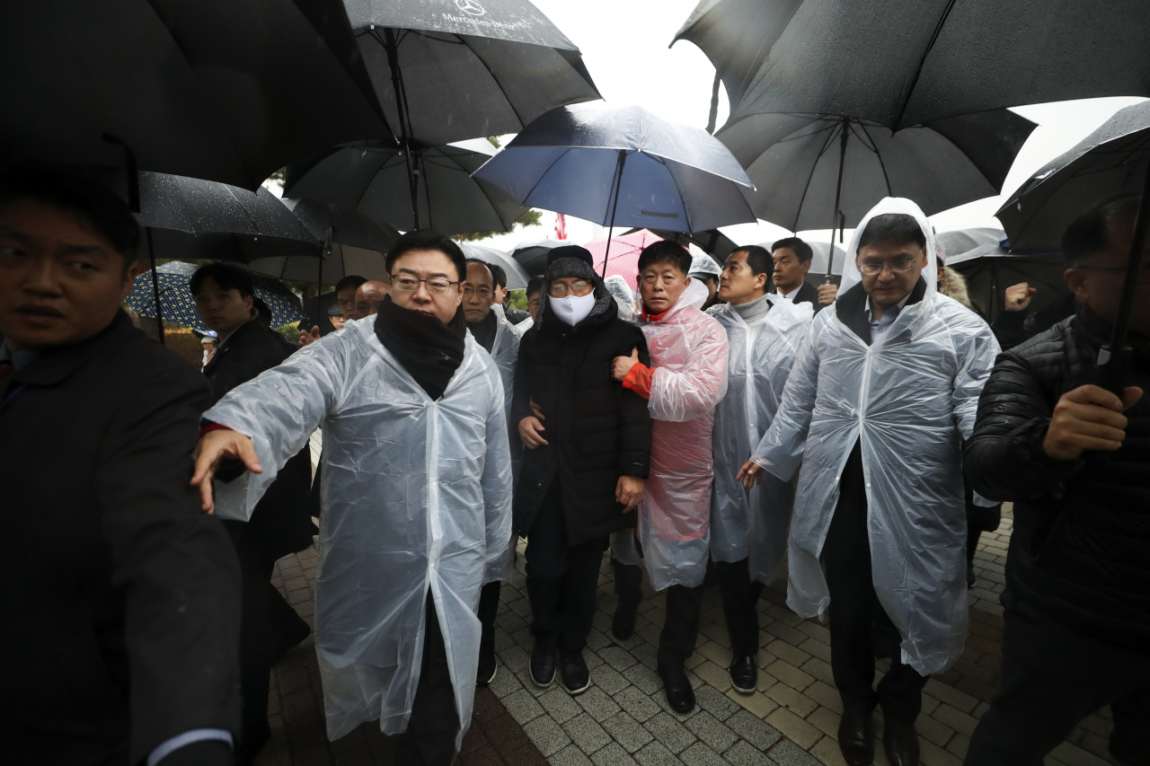 황교안 자유한국당 대표가 24일 서울 종로구 청와대 분수대 앞에서 열린 비상의원총회에서 건강상의 이유로 사랑채 앞 천막으로 이동하고 있다. [연합]