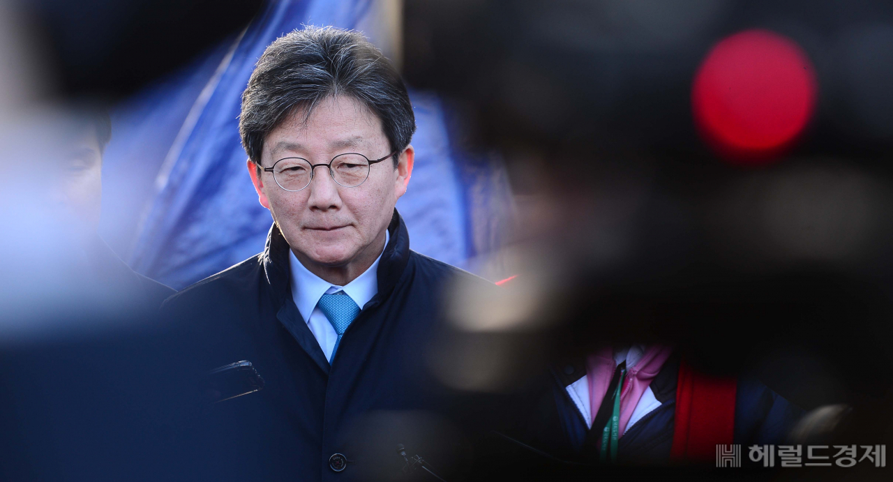 26일 황교안 자유한국당 대표가 단식투쟁을 이어가고 있는 가운데 유승민 바른미래당 의원이 황교안 대표를 방문한 후 기자들의 질문을 받고 있다. 이상섭 기자/babtong@heraldcrop.com