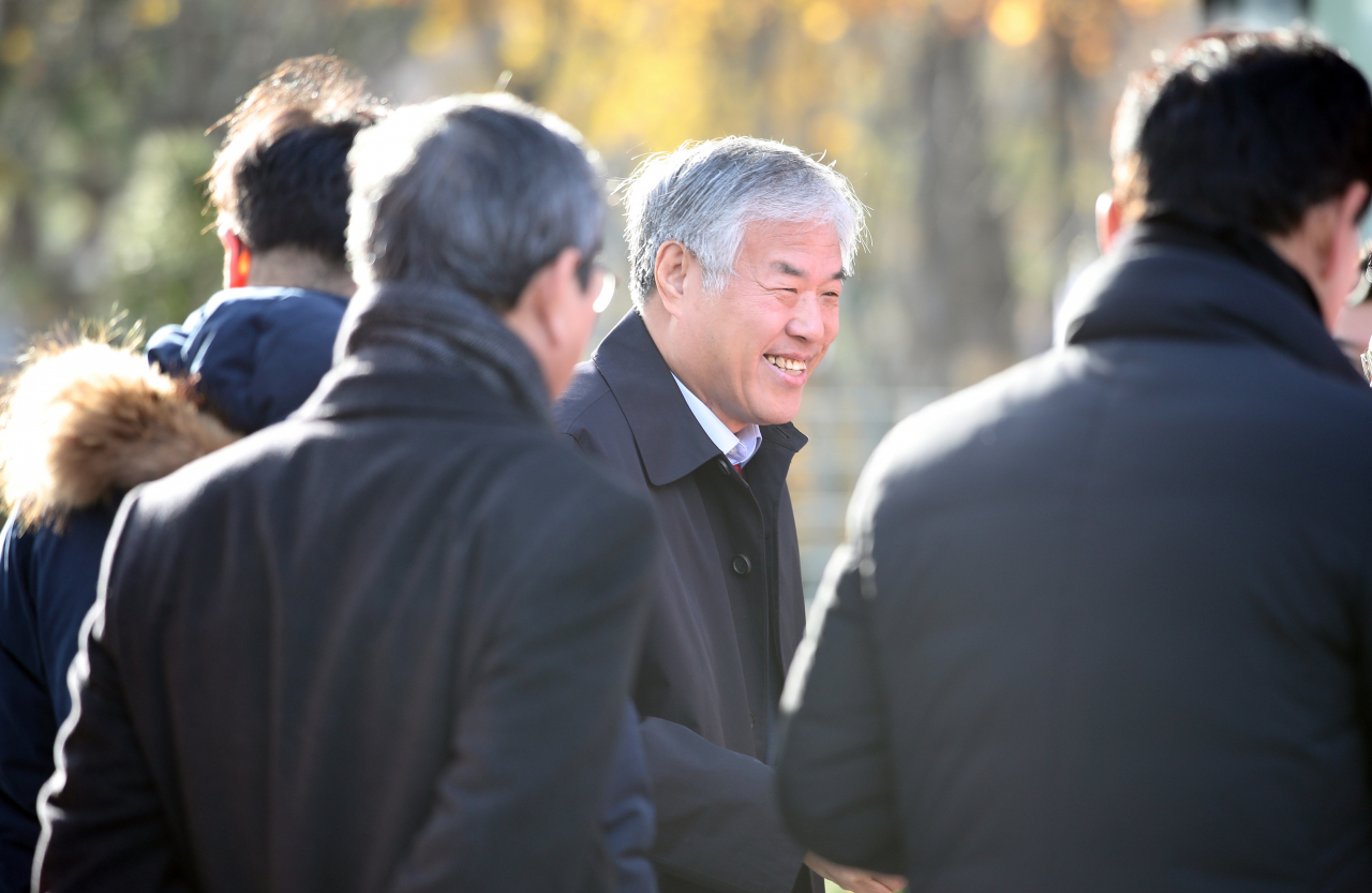 전광훈 목사(오른쪽 두번째)가 27일 오전 청와대 분수대 앞에서 8일째 단식 중인 자유한국당 황교안 대표를 만나기 위해 천막으로 향하고 있다. [연합]