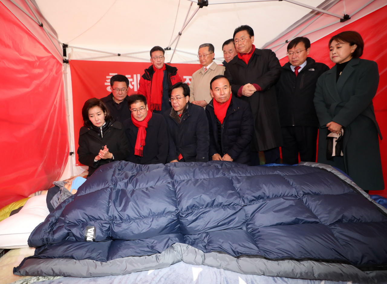 황교안 자유한국당 대표의 청와대 앞 농성장을 찾은 나경원 원내대표가 26일 황 대표와 이야기를 나누고 있다. [연합]나경원 자유한국당 원내대표가 26일 서울 청와대 앞 황교안 대표의 단식농성 텐트를 방문한 뒤 밖으로 나서며 의원 등과 대화를 나누고 있다. [연합]