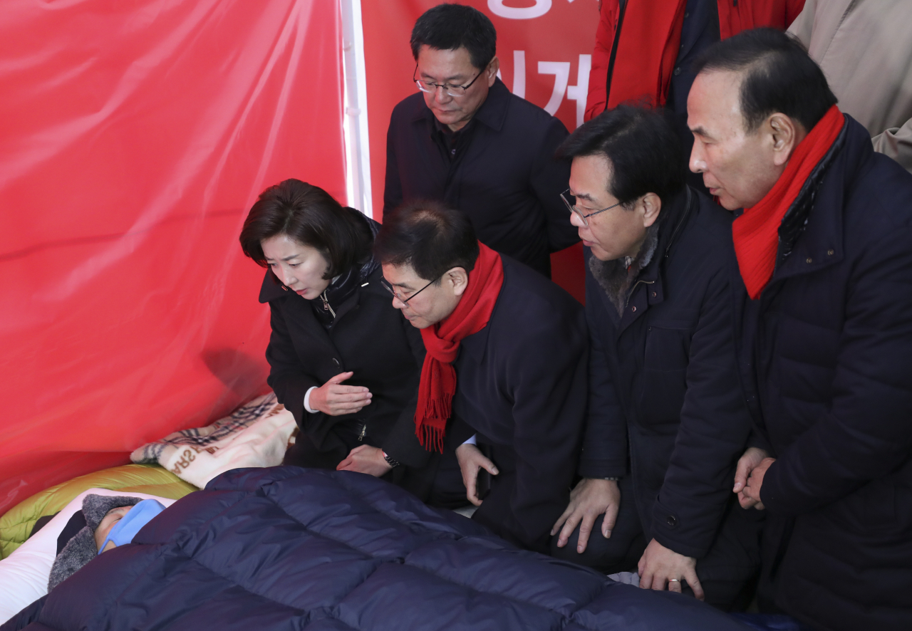 황교안 자유한국당 대표의 농성장을 찾은 나경원 원내대표를 비롯한 한국당 의원들이 26일 황 대표와 대화를 하고 있다. [이상섭 기자/babtong@heraldcorp.com]