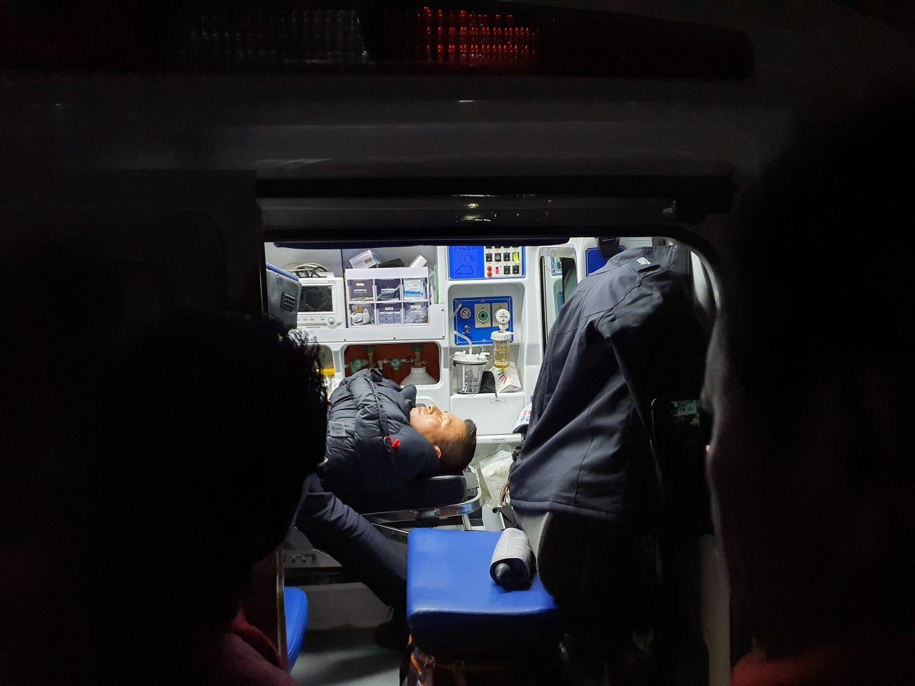 청와대 앞에서 8일째 단식하던 자유한국당 황교안 대표가 27일 밤 응급실로 이송되고 있다. [연합]청와대 앞에서 8일째 단식하던 황교안 자유한국당 대표가 연세대학교 세브란스 병원 응급실로 이송된 27일 응급실 앞에서 김명연 수석 대변인이 상황을 브리핑 하고 있다. [연합]