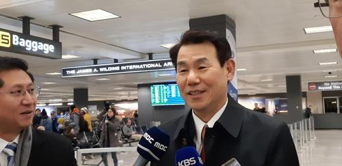 정은보 한미 방위비분담협상대사가 2일(현지시간) 3~4일 워싱턴에서 열리는 4차 한미방위비분담금 협상을 위해 덜레스국제공항에 도착한 뒤 특파원들과 문답을 하고 있다. [연합]