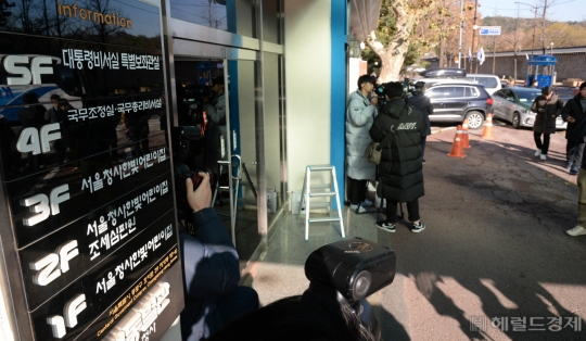 유재수 전 부산시 경제부시장의 비위 의혹과 청와대의 감찰 무마 의혹을 수사하고 있는 검찰이 청와대에 대해 압수수색 영장을 발부받아 수사관을 보낸 것으로 알려진 가운데 서울 정부서울청사 창성동 별관 앞에 취재진이 대기하고 있다. 박해묵 기자/mook@heraldcorp.com