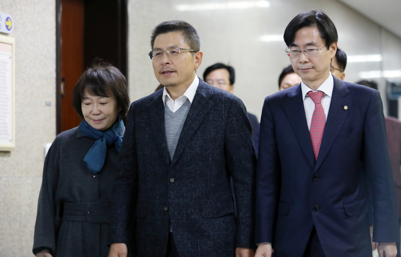황교안 자유한국당 대표(가운데)가 5일 오전 서울 여의도 국회에서 열린 최고위원회의에 참석하고 있다. [연합]
