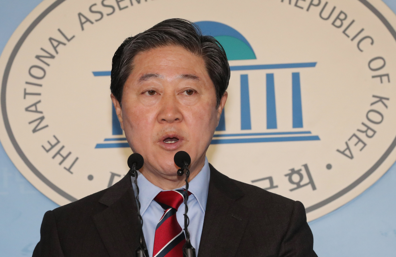 자유한국당 유기준 의원이 4일 국회 정론관에서 기자회견을 열고 원내대표 경선 출마를 선언하고 있다. [연합]자유한국당 윤상현 의원이 5일 국회 의원회관에서 원내대표 출마를 선언하고 있다. [연합]우선 계파를 보면 유·윤 의원은 친박계로 꼽힌다. 이들이 직간접적으로 황 대표와 가깝다는 점을 피력하는 데 따라 친황계로도 분류된다. 다만 윤 의원은 최근 박근혜 전 대통령 탄핵에 찬성했던 유승민 바른미래당 의원에게 공개적으로 ‘러브콜’을 보내는 모습도 보였다. 이에 두 인사를 완전히 같은 진영으로 볼 수는 없다는 말이 나온다.자유한국당 심재철 의원이 5일 국회 정론관에서 원내대표 출마를 선언하고 있다. [연합]자유한국당 강석호 의원이 3일 국회 정론관에서 기자회견을 열고 원내대표 경선 출마를 선언하고 있다. [연합]