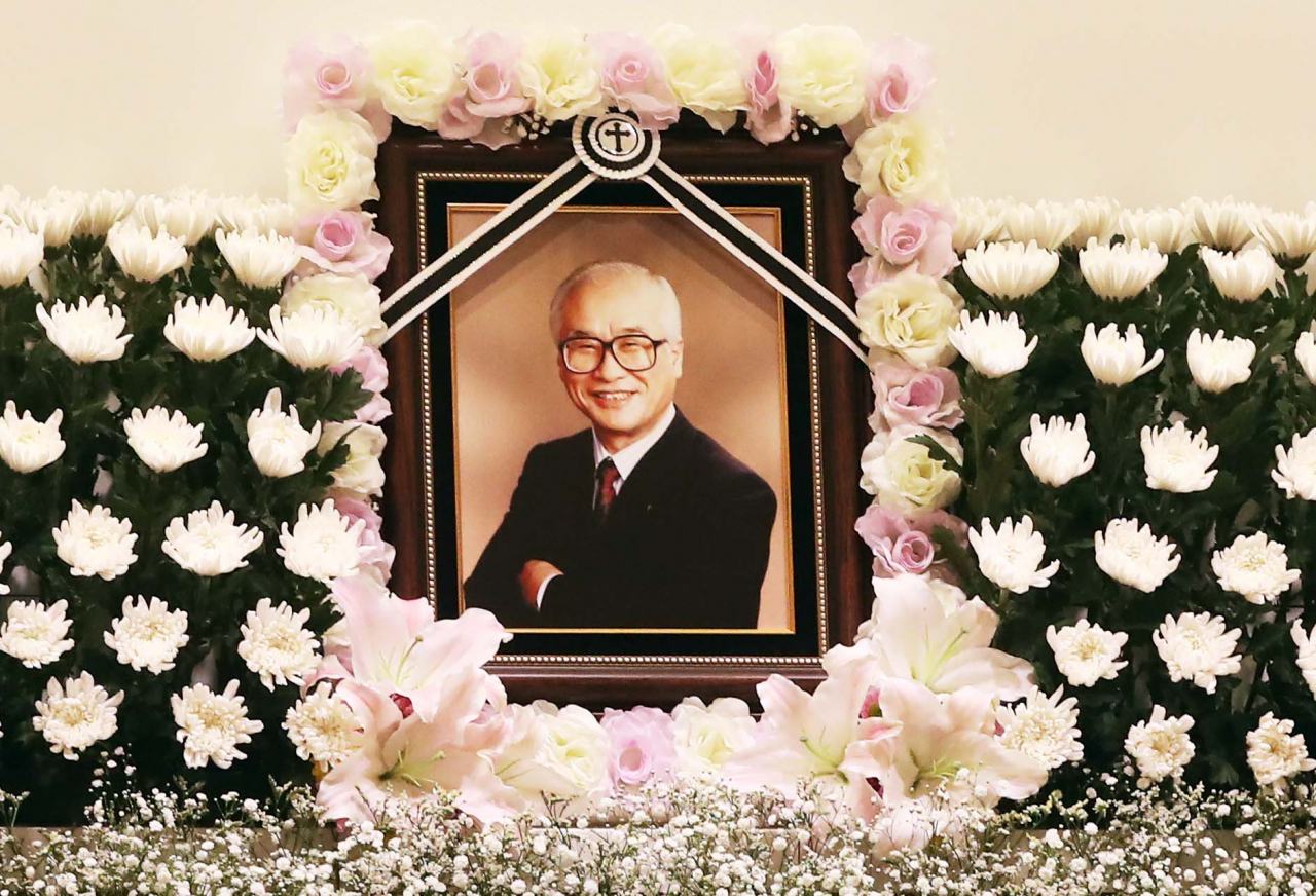 10일 오전 경기도 수원 아주대병원 장례식장에 故 김우중 전 대우그룹 회장의 빈소가 마련됐다. 故김우중 전 대우그룹 회장은 9일 오후 11시 50분 수원 아주대병원에서 숙환으로 별세했다. 약 1년여 간 투병 생활을 한 김 회장은 연명치료는 하지 않겠다는 평소 뜻에 따라 가족들이 지켜보는 가운데 평화롭게 영면에 들어갔다. 이상섭 기자/babtong@