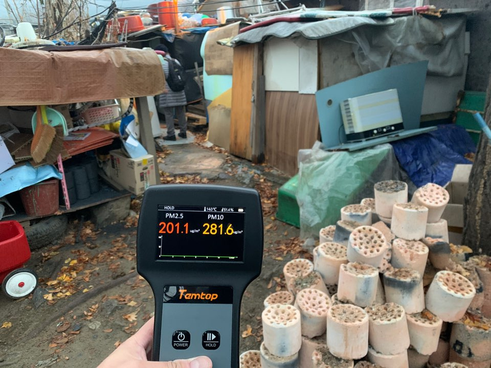 11일 오전 방문한 서울 강남구 구룡마을의 한 판잣집 앞에 사용한 연탄이 쌓여 있다. [사진=박상현 기자]