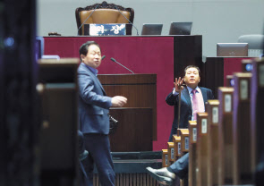 자유한국당 심재철 원내대표가 20대 정기국회가 종료된 11일 오전 서울 여의도 국회 본회의장에서 의원들과 대화하고 있다. [연합]