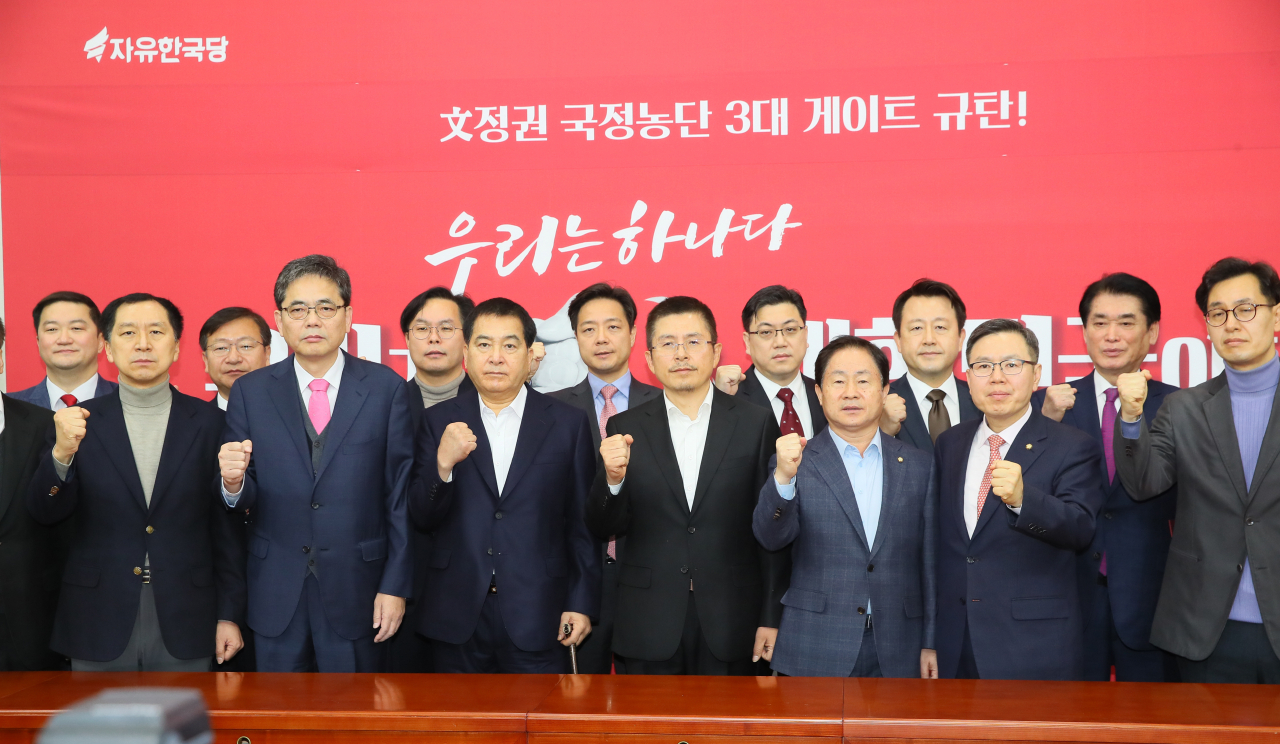 자유한국당 황교안 대표, 심재철 원내대표, 곽상도 특위위원장 등이 11일 국회에서 문 정권 국정농단 3대 게이트 진상조사특위 현판식을 진행한 후 기념촬영 하고 있다. 연합뉴스