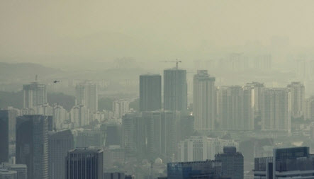 미세먼지가 심한 날에는 가급적 외출을 자제하는 것이 좋다.