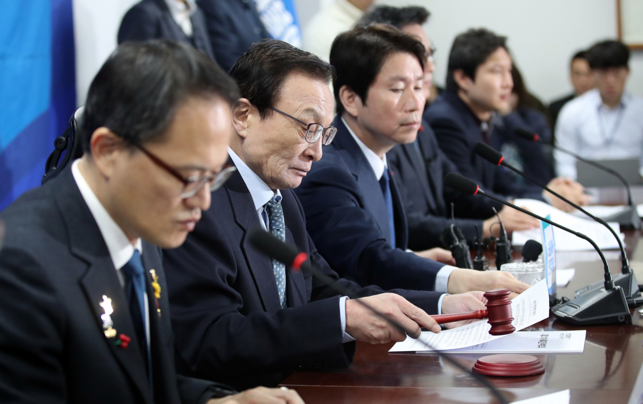 더불어민주당 이해찬 대표가 13일 오전 국회 의원회관에서 열린 확대간부회의에서 의사봉을 두드리고 있다. [연합]자유한국당 황교안 대표와 의원, 당원들이 13일 오후 서울 여의도 국회 본청 계단 앞에서 열린 '패스트트랙 법안 날치기 상정 저지 규탄대회'에서 구호를 외치고 있다. [연합]