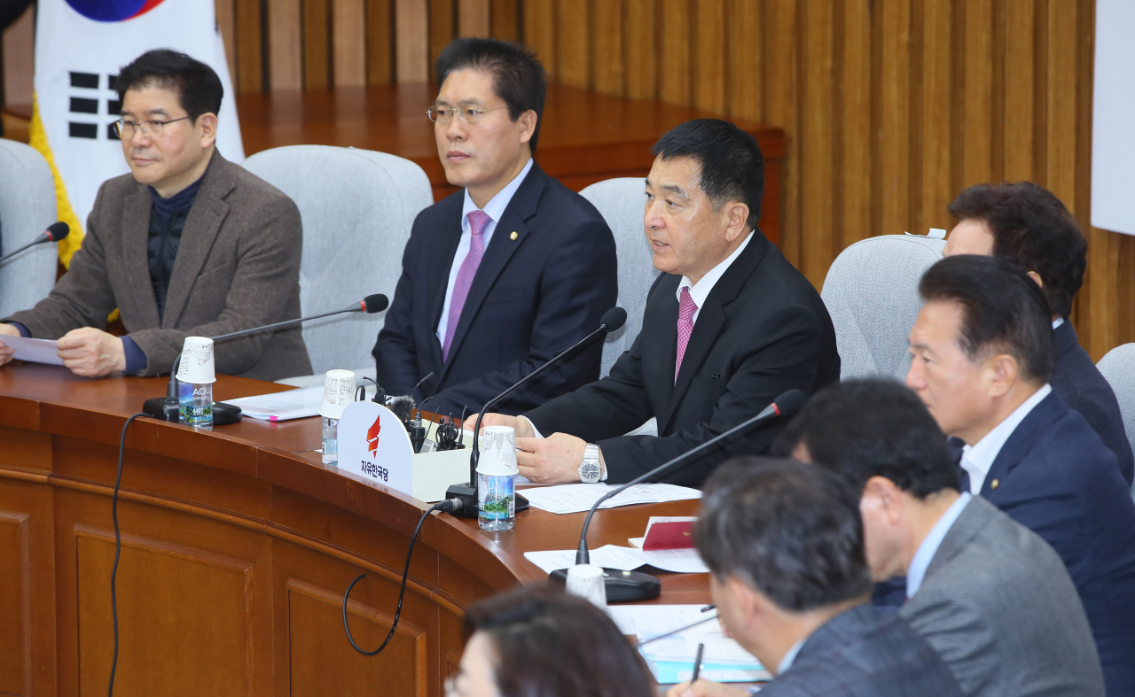 심재철 자유한국당 원내대표(왼쪽 세 번째)가 17일 국회에서 열린 원내대책회의에서 발언하고 있다. [연합]