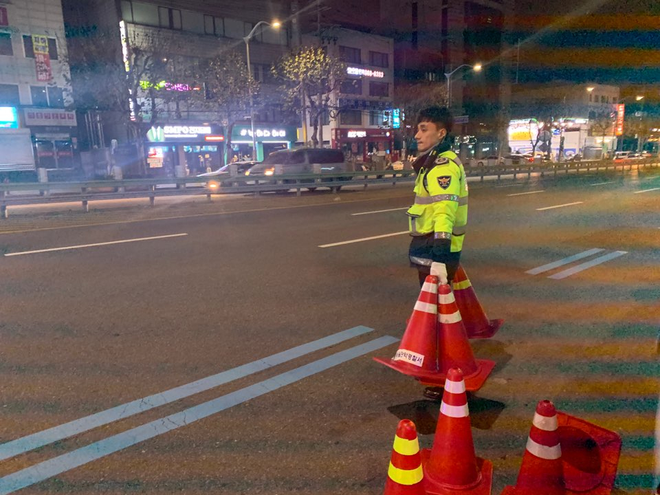 2019년 12월 16일 서울 관악구 신림동 남부순환로에서 관악 교통정보센터 소속 강동희 경사가 음주운전 집중단속을 위해 '라바콘'을 설치하고 있다. [사진=박상현 기자]단속은 한 사람이 적발되면 잠시 단속을 멈추고 일정 시간이 지난 후 다시 시작하는 방식으로 진행됐다. 10시 41분. A씨 적발 후 다시 단속이 시작됐다. 10시 49분. “삐-” 소리가 다시 들렸다. 흰색 경차에서 내린 20대 여성 회사원 B(25)씨의 얼굴은 불콰한 기색 없이 창백했다. 면허증을 제시하란 말에 다시 차로 돌아가던 B씨 뒤로 술 냄새가 풍겨왔다. 이날 B씨는 혈중 알코올 농도 0.107로 면허가 취소됐다. 박 경위는 “(B씨가) 소주 3~4잔 밖에 안 먹었다고 얘기했지만 실제 0.107은 소주 1병 반 정도 마셨을 때 수치다”라고 말했다. 신림동에서 회식을 하고 운전 중 적발된 B씨는 혈중알코올농도 측정 후 면허취소 수준이 나오자 두 손을 모으고 연신 “한 번만 봐 달라, 기록에 남기지 말아 달라”며 경찰에게 사정했다.2019년 12월 16일 오후 10시 49분 음주운전 집중단속에 적발된 B씨가 차에서 내려 관악교통정보센터 한호진 경장의 지시에 따르고 있다. 이날 B씨의 혈중 알코올농도 수치는 0.107로 B씨는 면허 취소 처분을 받았다.[사진=박상현 기자]