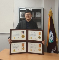 봉사왕 인증패 받은 김무욱 과장.[대구한의대 제공]