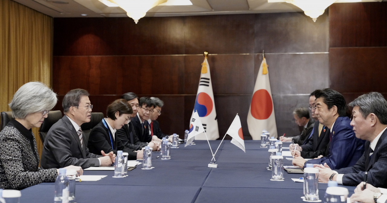 문재인 대통령과 아베 일본 총리가 24일(현지시간) 중국 쓰촨성 청두 세기성 샹그릴라호텔에서 한일 정상회담을 진행하고 있다. [연합]