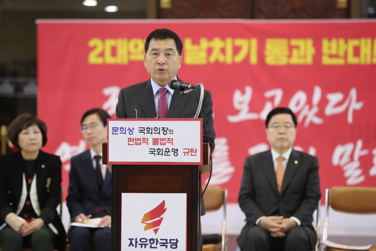 자유한국당 심재철 원내대표가 26일 오전 서울 여의도 국회 로텐더홀에서 열린 최고위원회의에서 발언하고 있다. [연합]