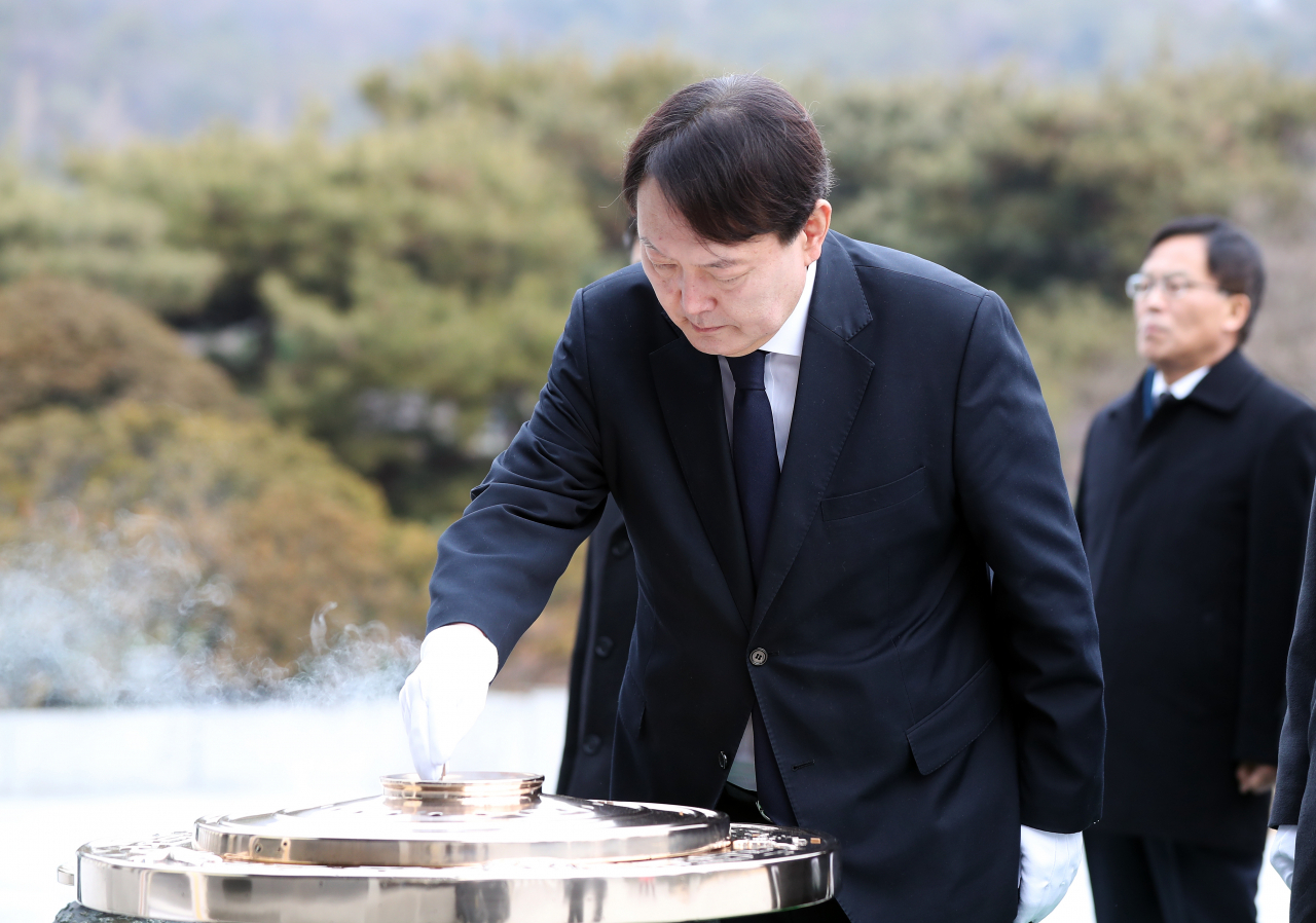 윤석열 검찰총장이 새해 첫 근무일인 2일 오전 서울 동작구 국립서울현충원을 방문해 현충탑에 분향하고 있다. [연합]