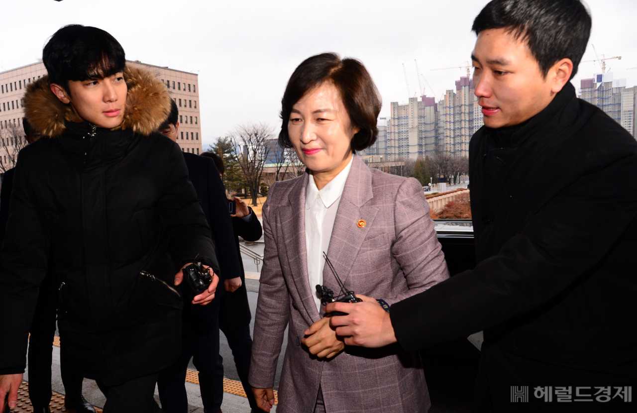 8일 오전 검찰 인사위원회를 앞 둔 추미애 법무부 장관이 정부과천청사로 출근하고 있다. 박해묵 기자