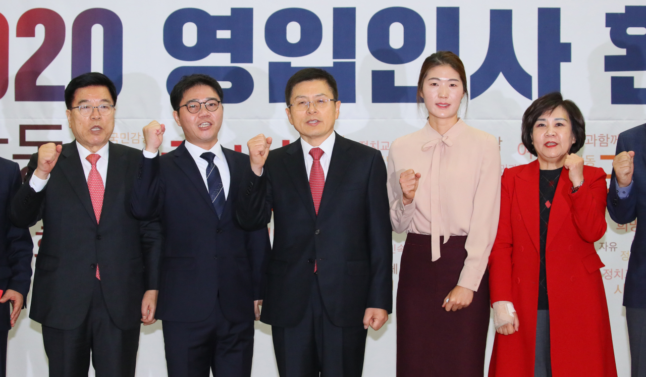 자유한국당 황교안 대표가 8일 국회 의원회관에서 제21대 총선을 앞두고 영입한 탈북민 출신 인권운동가 지성호 씨와 체육계 미투 1호인 김은희 씨와 함께 기념촬영 하고 있다. [연합]