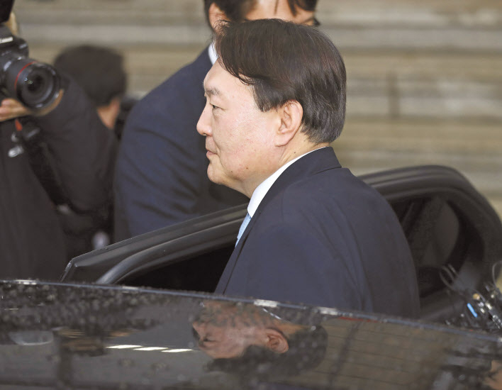 전날 추 장관 예방을 마치고 나오는 윤석열 검찰총장. [연합]