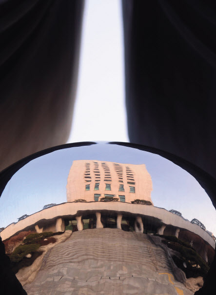 추미애 법무부 장관이 단행한 검찰 고위간부 인사 후폭풍이 이어지고 있다. 정권을 향한 검찰수사에 제동을 건다는 비판 여론이 일자 당정청은 8일 일제히 윤석열 검찰총장을 향해 “거역” “항명” 등의 수위 높은 발언을 쏟아냈다. 윤 총장은 그러나 인사쇼크 후 사흘째 별다른 입장표명 없이 침묵을 이어가고 있다. 사진은 인사 이튿날인 9일 대검찰청이 조형물에 비쳐 흔들리는 모습. 이상섭 기자