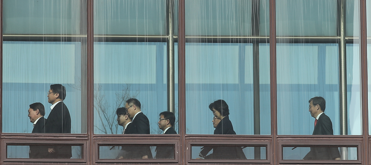 ‘마지막 점심’ 윤석열 검찰총장이 10일 오후 박찬호 공공수사부장, 한동훈 반부패부장 등 지방으로 좌천된 대검 참모진과 마지막 점심 식사를 위해 서울 서초구 대검찰청에서 별관으로 이동하고 있다. [연합]