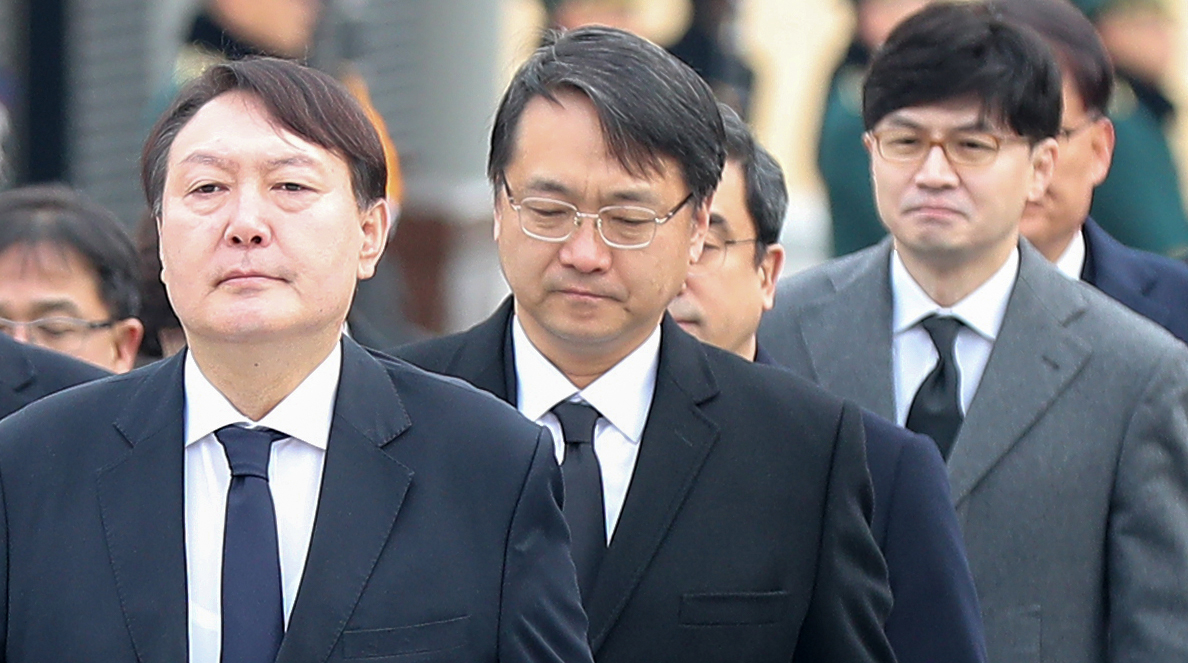 법무부는 8일 검찰인사위원회를 열고 대검검사급(검사장) 간부 32명의 승진·전보 인사를 오는 13일자로 단행했다. 조국 전 법무부 장관의 가족 비리와 청와대 감찰무마 의혹 수사를 지휘한 한동훈 대검 반부패강력부장은 부산고검 차장검사로, 강남일 차장검사는 대전고검장으로 발령났다. 사진은 지난 2일 윤석열 검찰총장(왼쪽부터), 강남일 차장검사, 한동훈 반부패·강력부장을 비롯한 검찰 관계자들이 서울 동작구 국립서울현충원을 방문해 참배를 위해 현충탑으로 향하고 있는 모습. [연합]