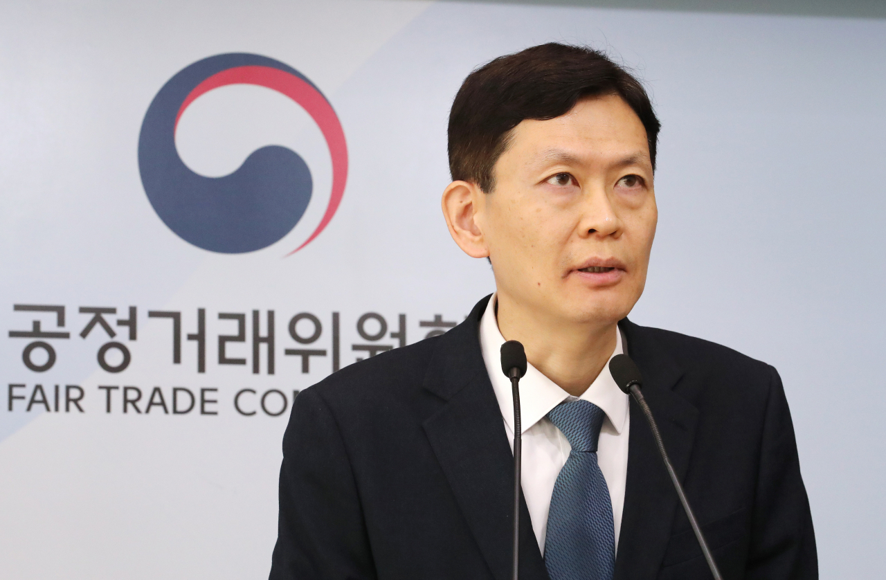 공정거래위원회 이태휘 약관심사과장이 15일 오전 세종시 정부세종청사에서 온라인 동영상 서비스 사업자 넷플릭스 불공정약관조항 시정과 관련해 브리핑 하고 있다. [연합]