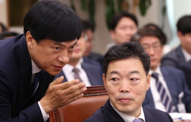 법무부 검찰국장 재직 시절 이성윤 검사장(왼쪽)과 김오수 법무부 차관 [연합]