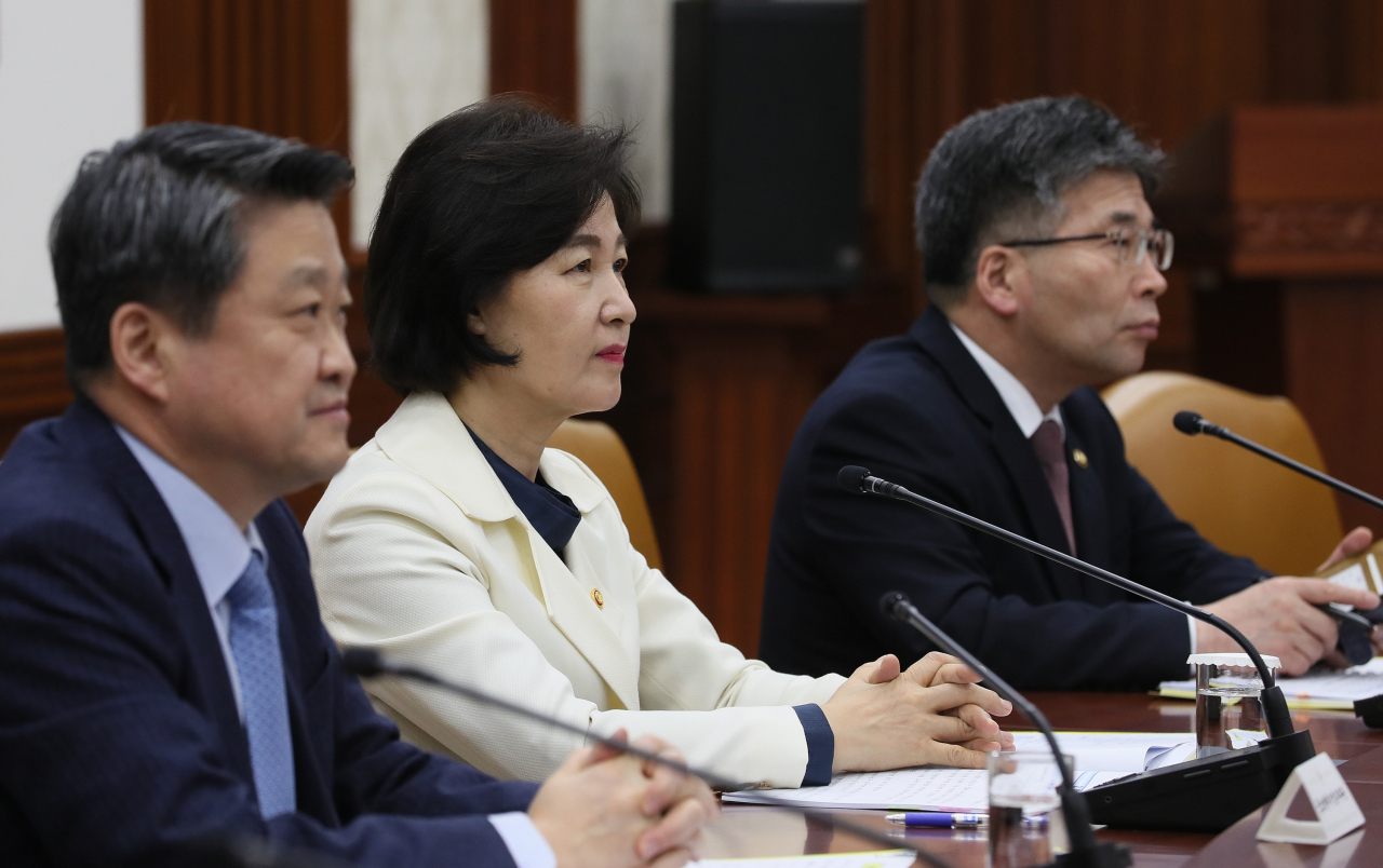 추미애 법무부 장관이 23일 오전 정부서울청사에서 열린 국정현안점검조정회의에서 정세균 국무총리의 발언을 듣고 있다. [연합]